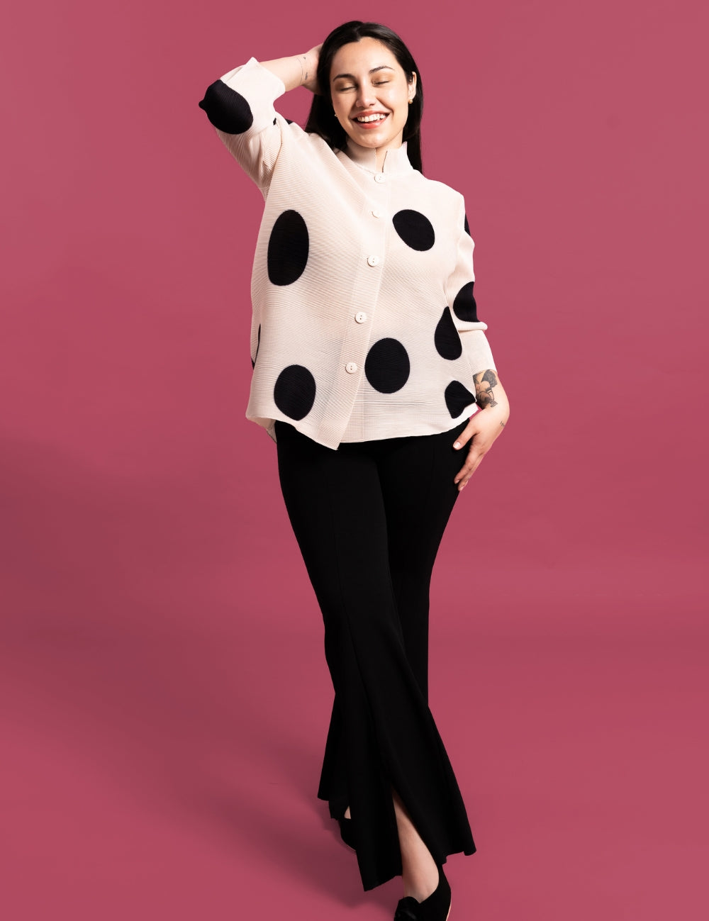 Mujer usando la blusa de Lunares color beige. 