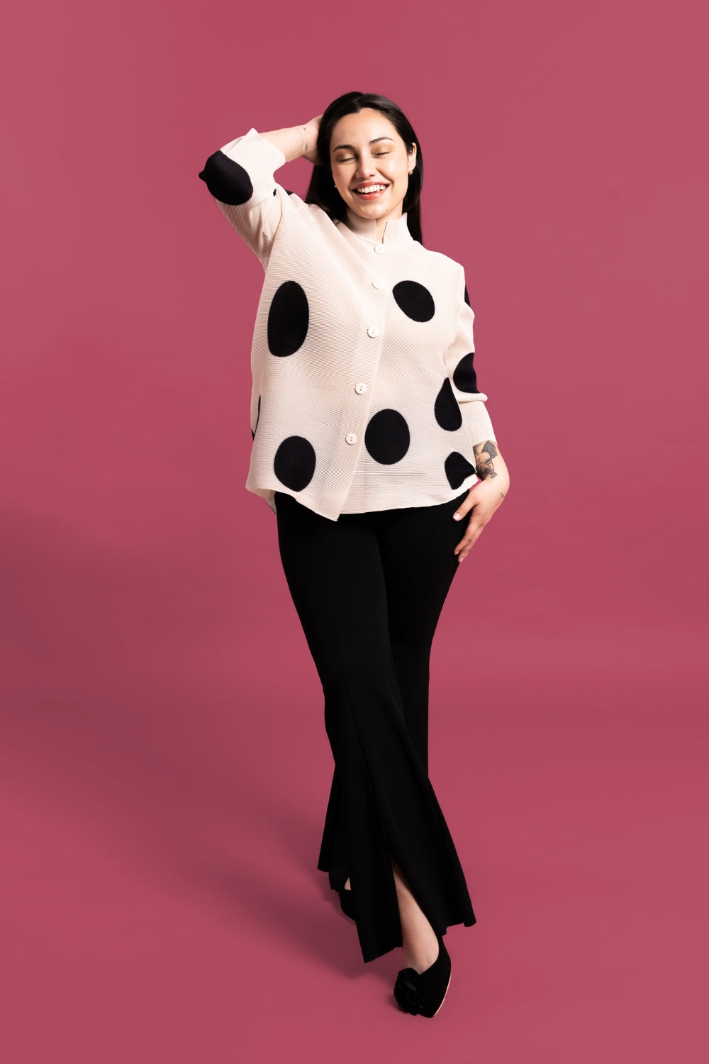 Mujer usando la blusa de Lunares color beige. 