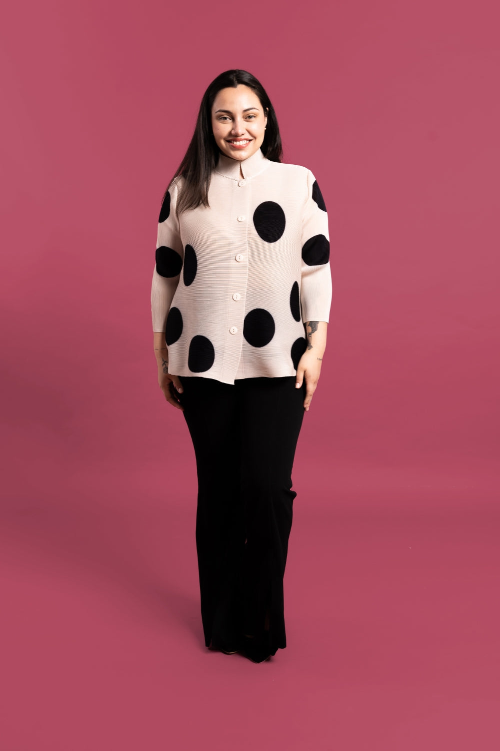 Mujer usando la blusa de Lunares color beige. 