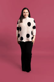 Mujer usando la blusa de Lunares color beige. 