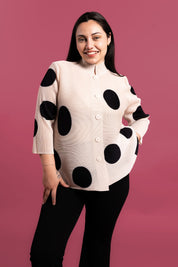 Mujer usando la blusa de Lunares color beige. 