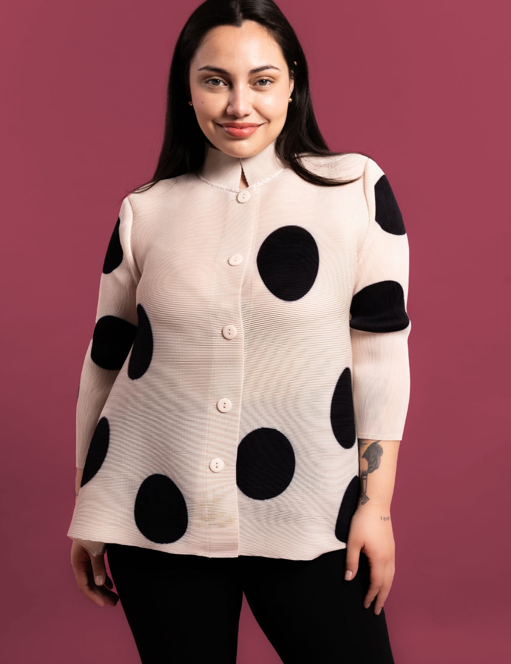 Mujer usando la blusa de Lunares color beige. 