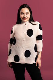 Mujer usando la blusa de Lunares color beige. 