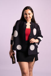 Mujer usando la blusa de Lunares color negro. 