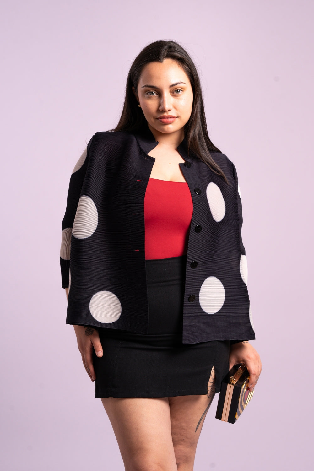 Mujer usando la blusa de Lunares color negro. 