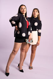 Dos mujeres usando la blusa de Lunares color negro. 