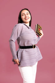 Mujer sonríe usando la blusa Aurora en color gris. 