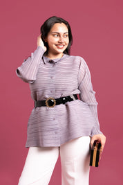 Mujer sonríe usando la blusa Aurora en color gris. 