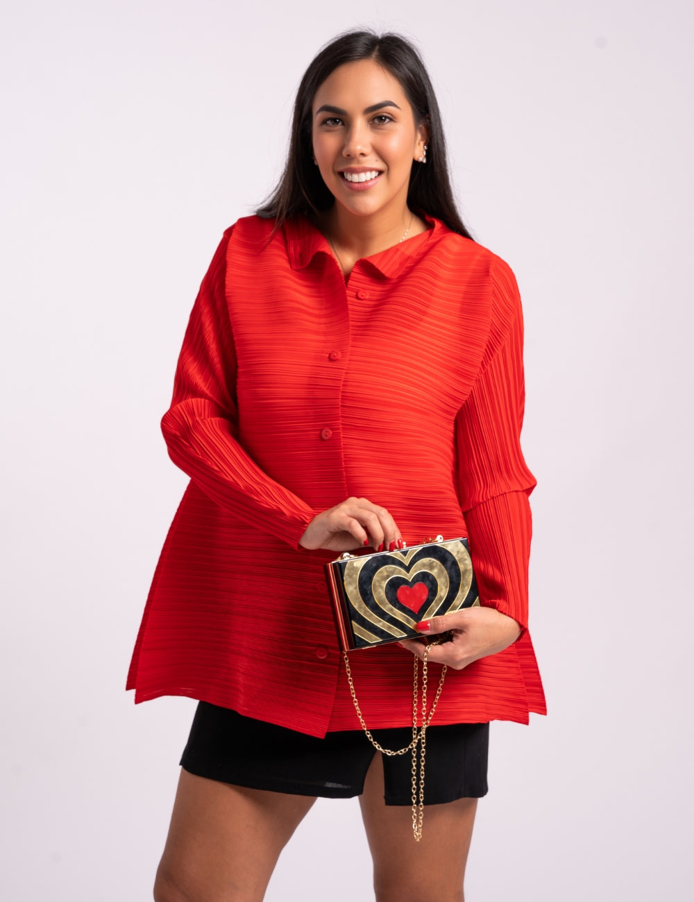 Mujer sonríe usando la blusa Aurora en color rojo. 