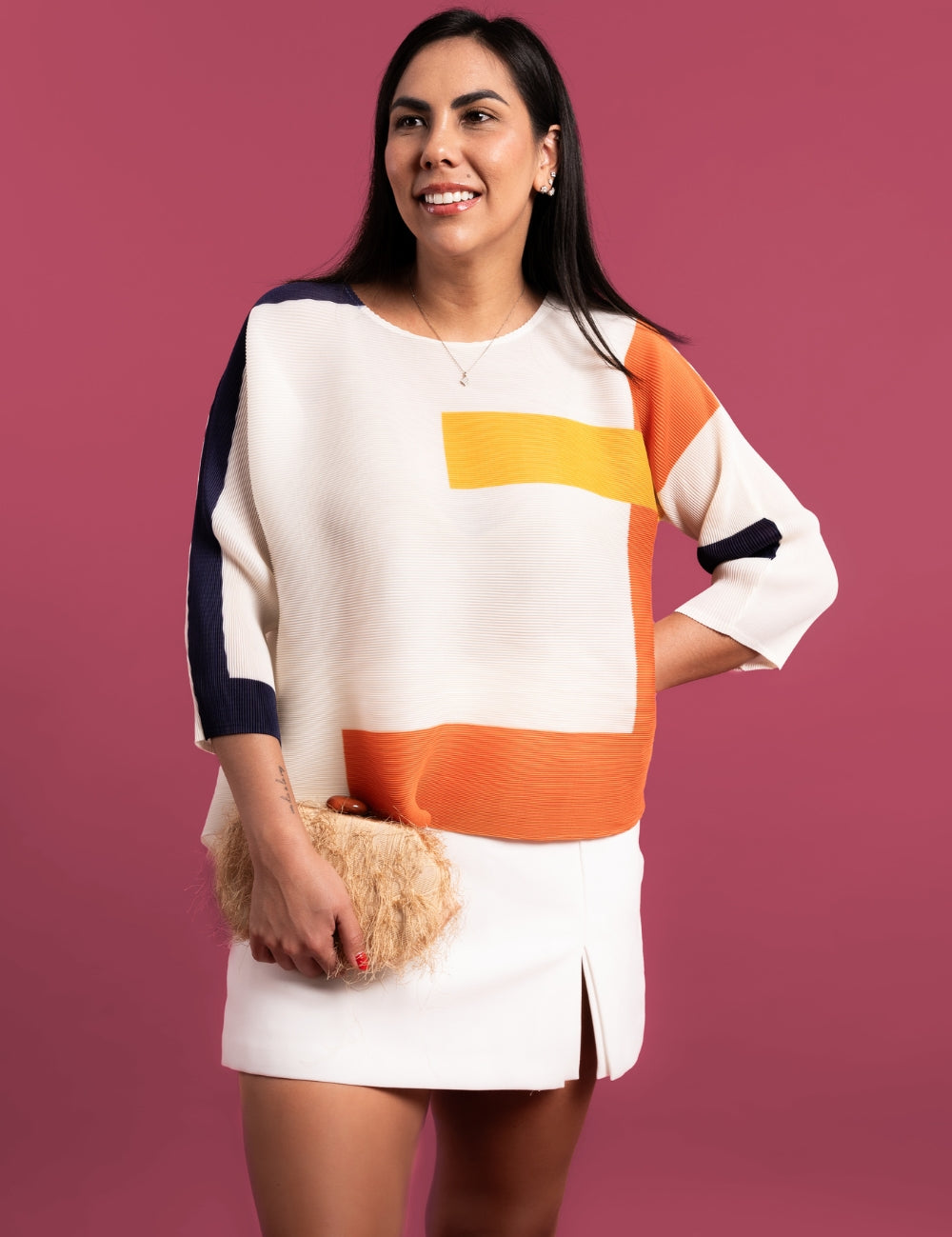 Mujer usando la blusa Paz en color blanco.