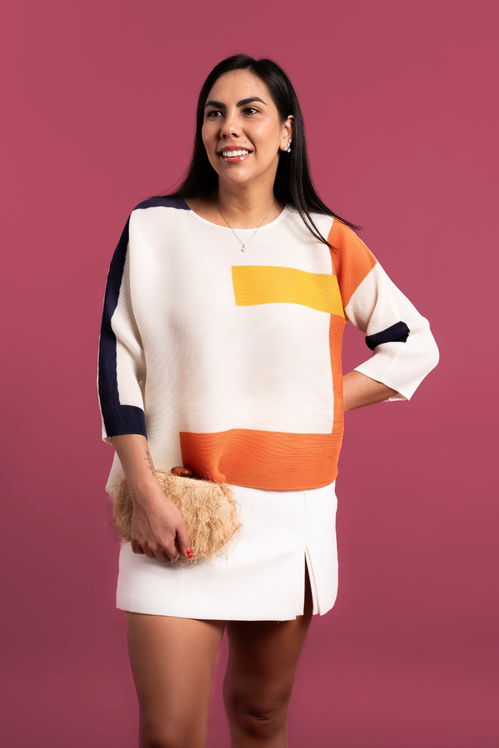 Mujer usando la blusa Paz en color blanco.