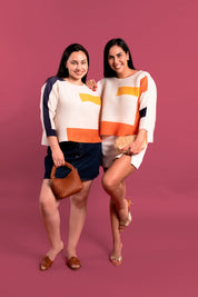 Dos mujeres usando la blusa Paz en color blanco.