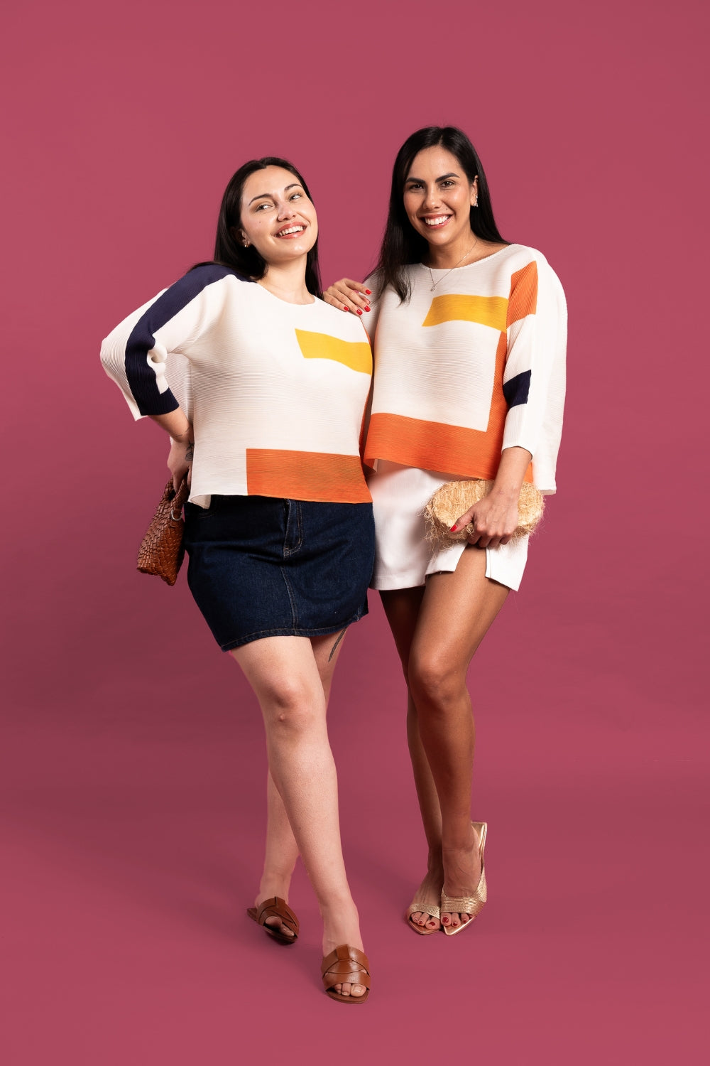 Dos mujeres usando la blusa Paz en color blanco.