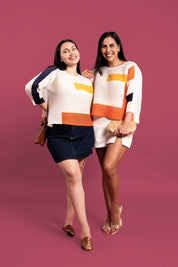 Dos mujeres usando la blusa Paz en color blanco.