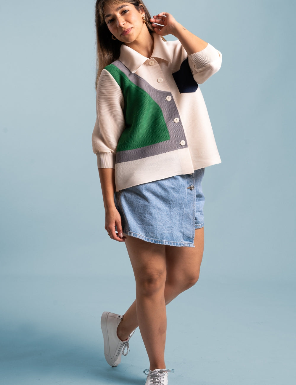 Mujer sonríe usando la blusa Energía en color blanco. 