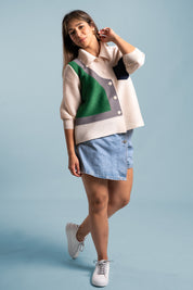 Mujer sonríe usando la blusa Energía en color blanco. 