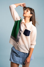 Mujer sonríe usando la blusa Energía en color blanco. 