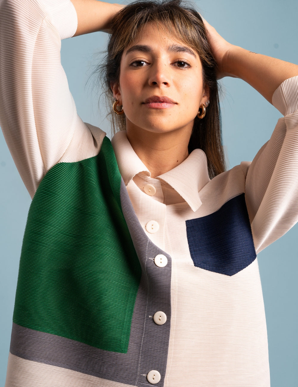 Mujer usando la blusa Energía en color blanco. 