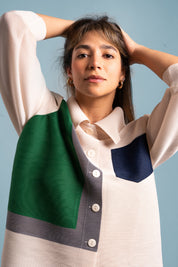 Mujer usando la blusa Energía en color blanco. 