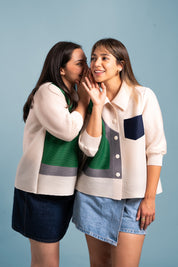 Dos mujeres  usando la blusa Energía en color blanco. 