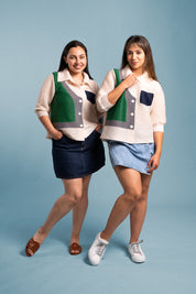Dos mujeres  usando la blusa Energía en color blanco. 