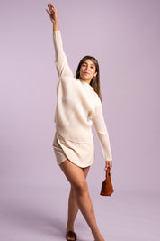 Mujer usando la blusa Audaz Beige.