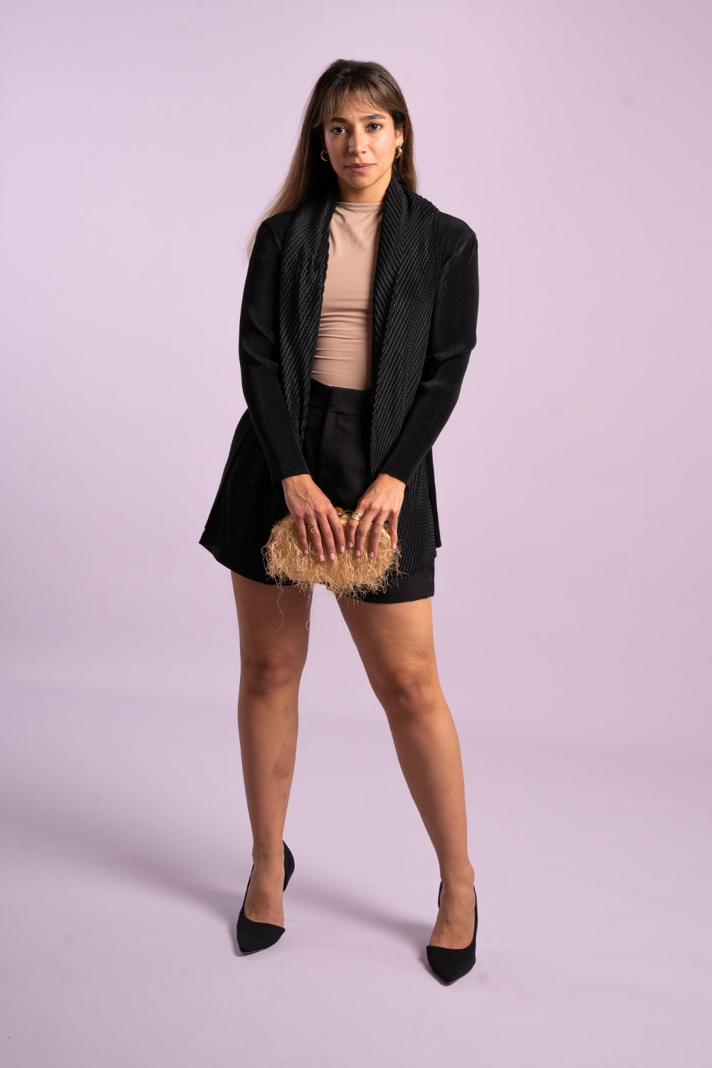 Mujer sonríe usando el blazer Inspiración en color negro. 