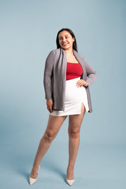 Mujer sonríe usando el blazer Inspiración en color gris. 