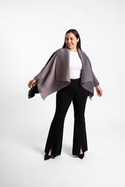 Una mujer usando la capa Visionaria en color negro y gris. 