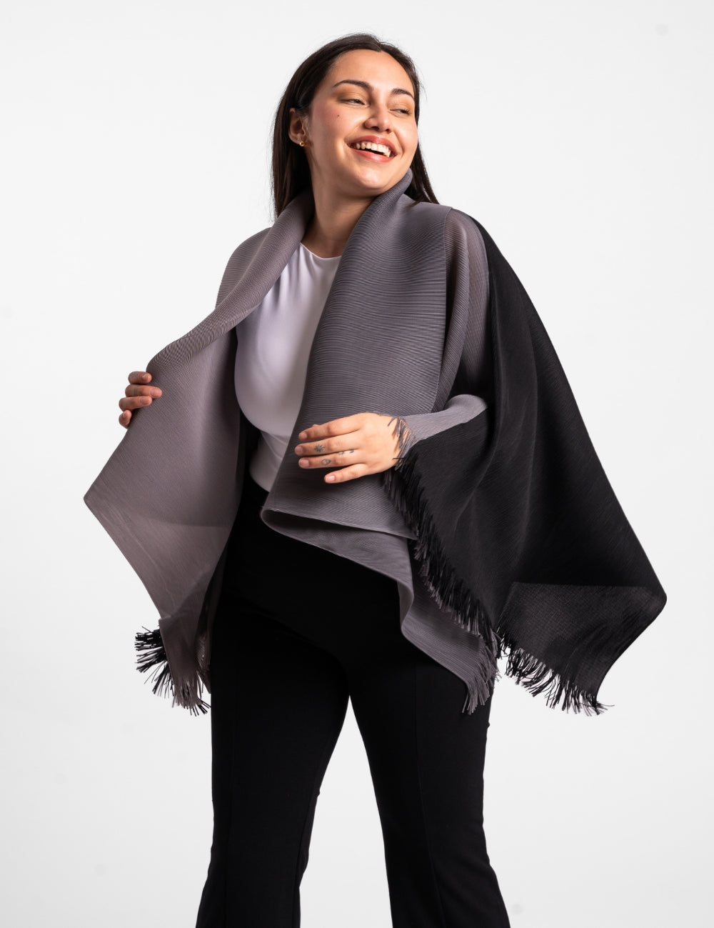 Una mujer usando la capa Visionaria en color negro y gris. 