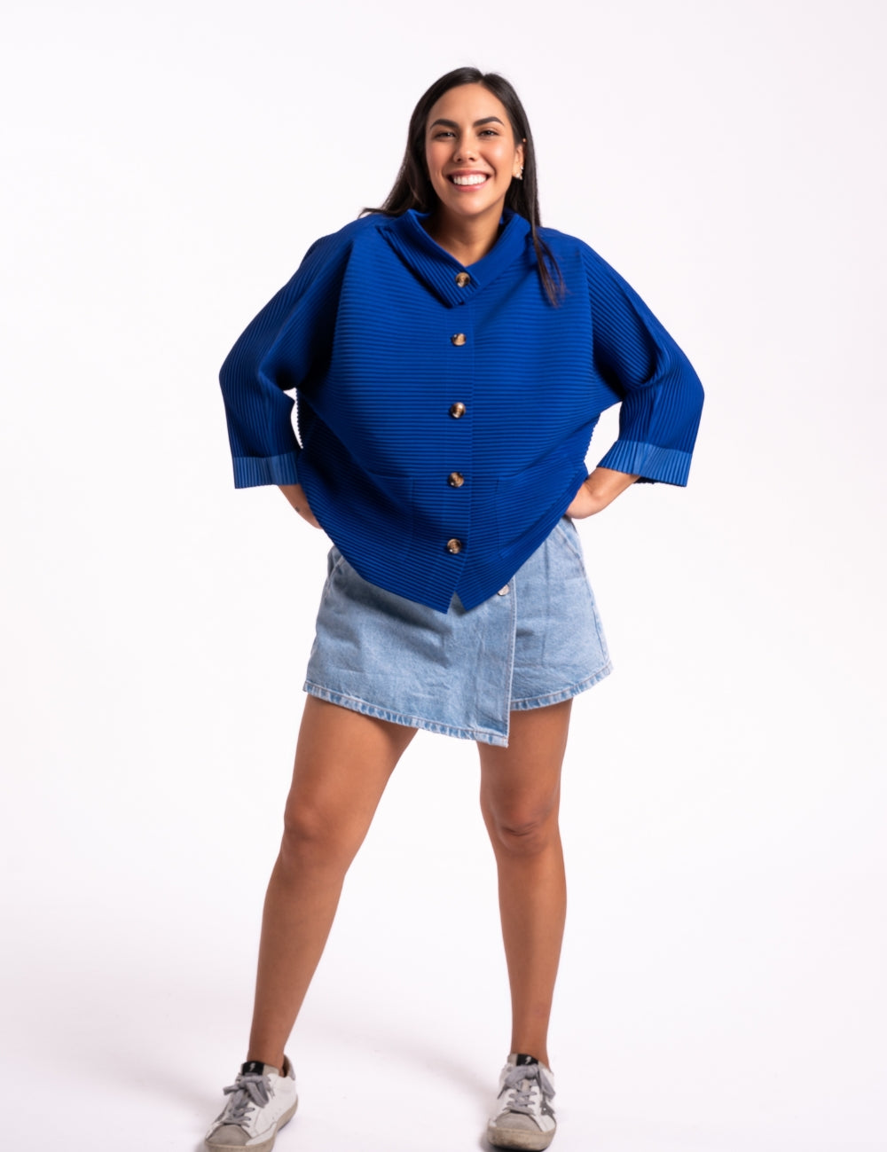 Mujer usando la casaca Confianza en color azul.