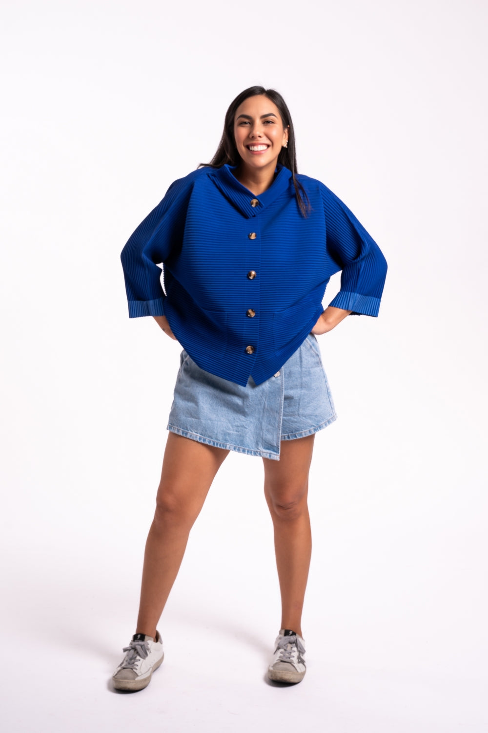 Mujer usando la casaca Confianza en color azul.