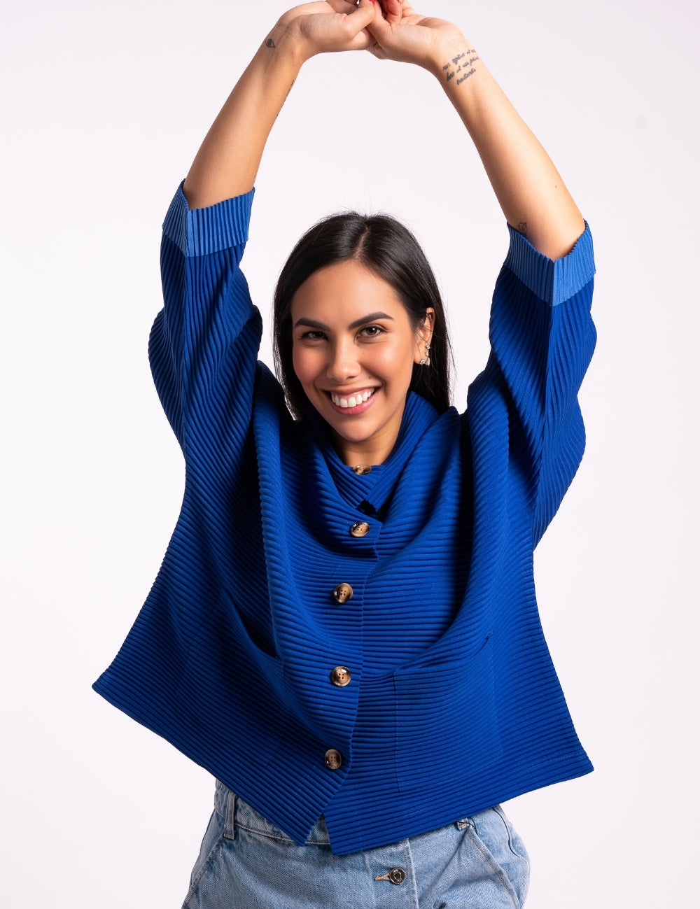 Mujer usando la casaca Confianza en color azul.