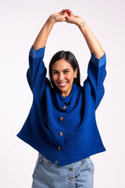 Mujer usando la casaca Confianza en color azul.