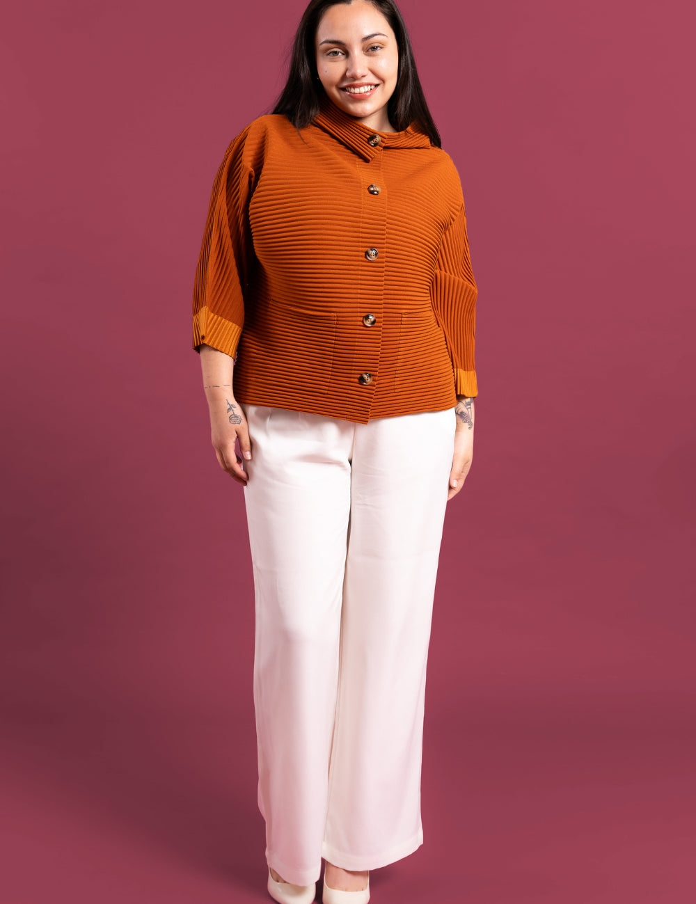 Mujer usando la casaca Confianza en color orange.