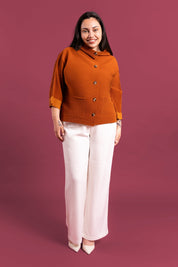 Mujer usando la casaca Confianza en color orange.