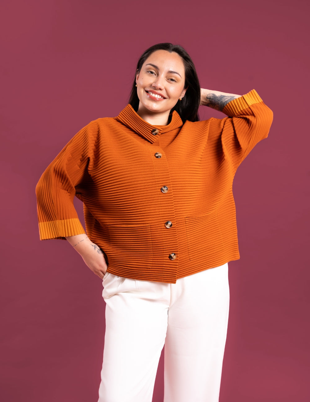 Mujer usando la casaca Confianza en color orange.