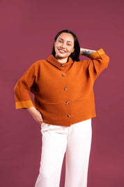 Mujer usando la casaca Confianza en color orange.
