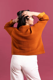 Mujer usando la casaca Confianza en color orange.