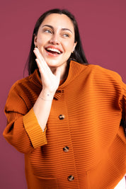 Mujer usando la casaca Confianza en color orange.