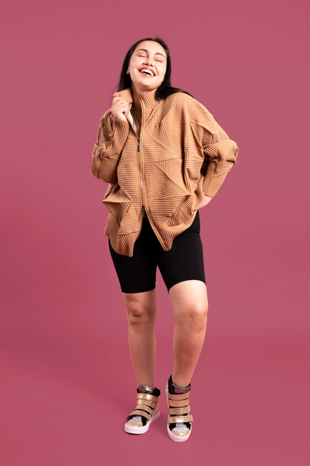 Mujer usando la casaca Auténtica en color beige.