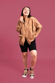 Mujer usando la casaca Auténtica en color beige.