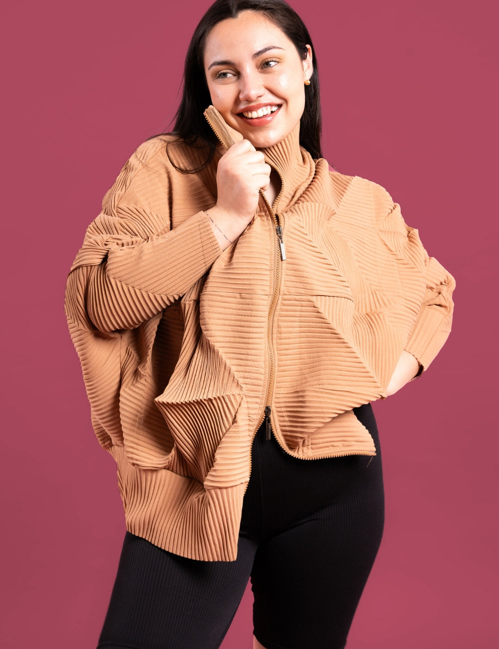 Mujer usando la casaca Auténtica en color beige.