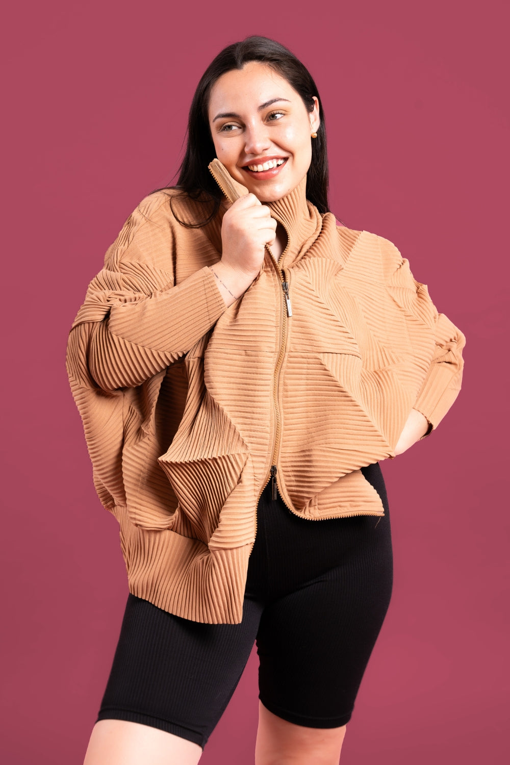Mujer usando la casaca Auténtica en color beige.