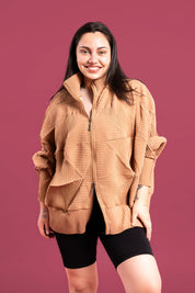 Mujer usando la casaca Auténtica en color beige.