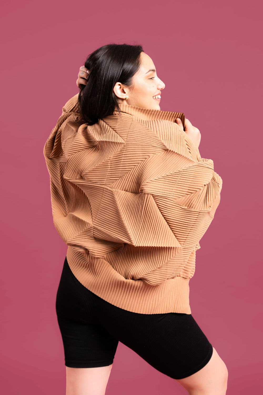 Mujer usando la casaca Auténtica en color beige.