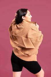 Mujer usando la casaca Auténtica en color beige.