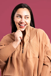 Mujer usando la casaca Auténtica en color beige.