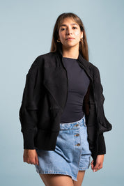 Mujer usando la casaca Auténtica en color negro.