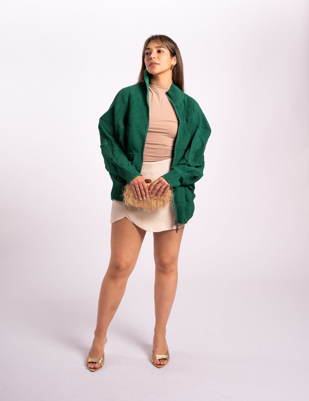 Una mujer usando la casaca Auténtica en color verde.